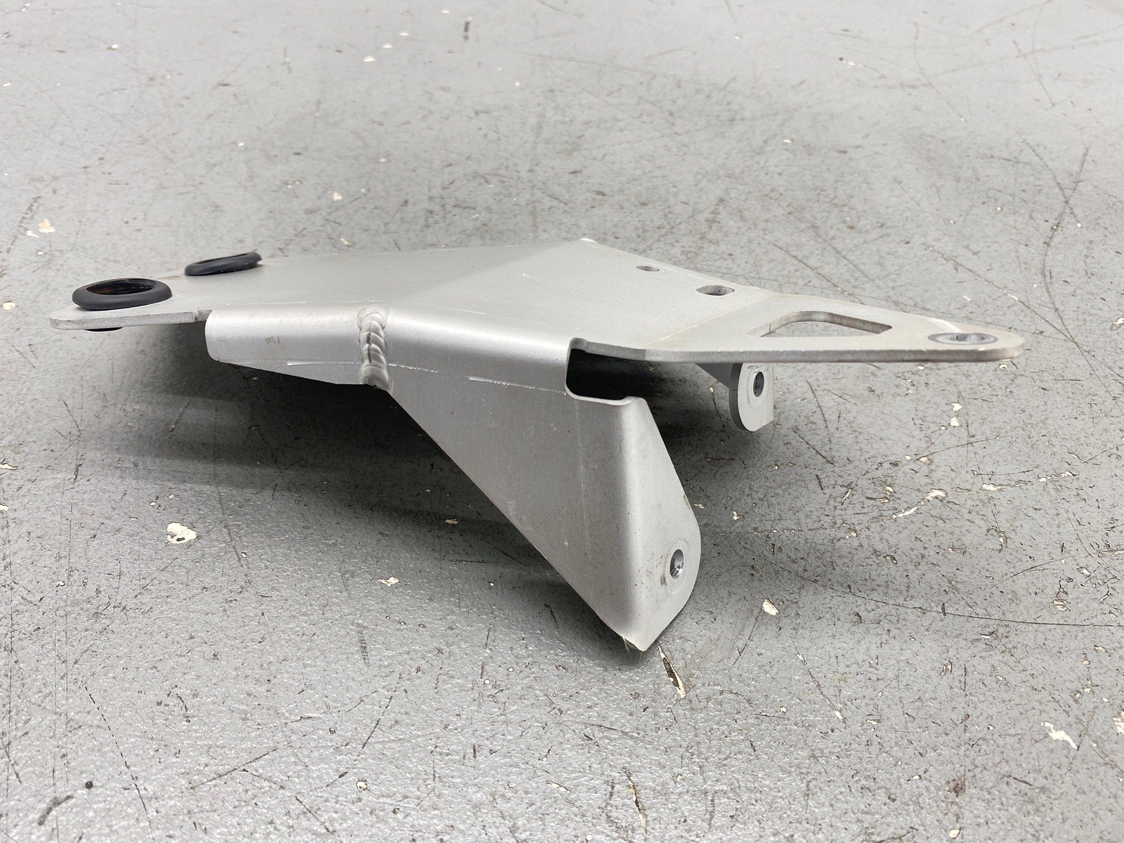 2020-2023 MCLAREN GT RIGHT SIDE MISC SUPPORT BRACKET 22LA010GP OEM 2021 2022