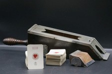 Antico Sabot Da Croupier Le Banquier In Legno E Metallo Con 2 Mazzi Del 1967