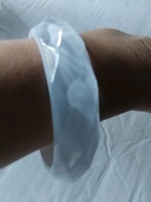 Weißes Harzarmband mit Diamantmuster.