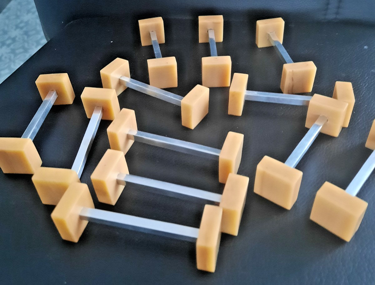 Set de 12 porte-couteaux en métal et bakélite : le cadeau idéal avec son écrin d'origine