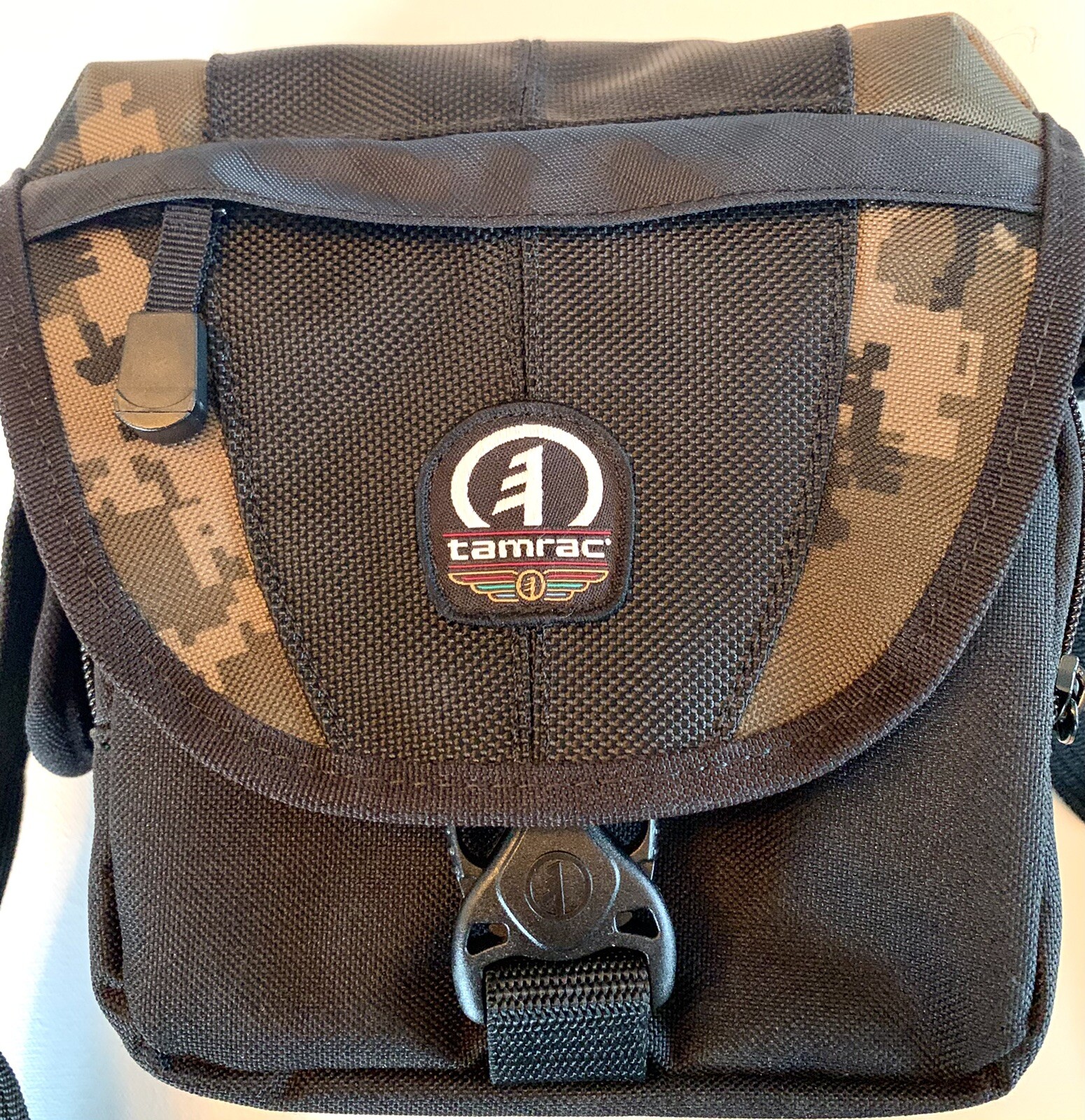 Tamrac 5531 Messenger 1 Black/Camo Camera Bag with Strap Excellent