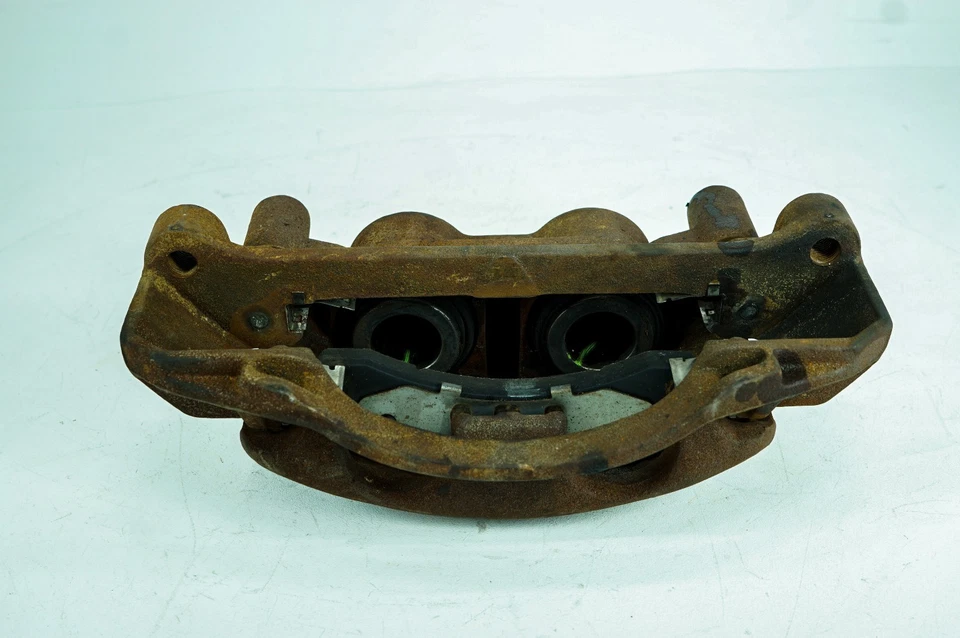 Soporte pinza freno conductor delantero izquierdo Nissan Titan XD 16-19 OEM 5116 Foto 3 de 4