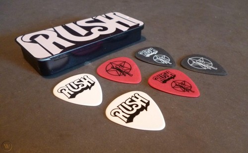 2 Dosen Rush Time Machine Tour 6 Gitarren-Plektren werkseitig versiegelt SELTEN - Bild 3 von 3