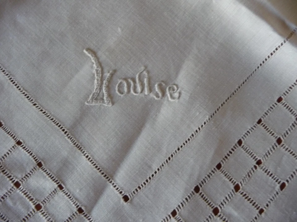 Linge ancien Mouchoir soie beige  avec  broderies de jours et LOUISE - Photo 3/4