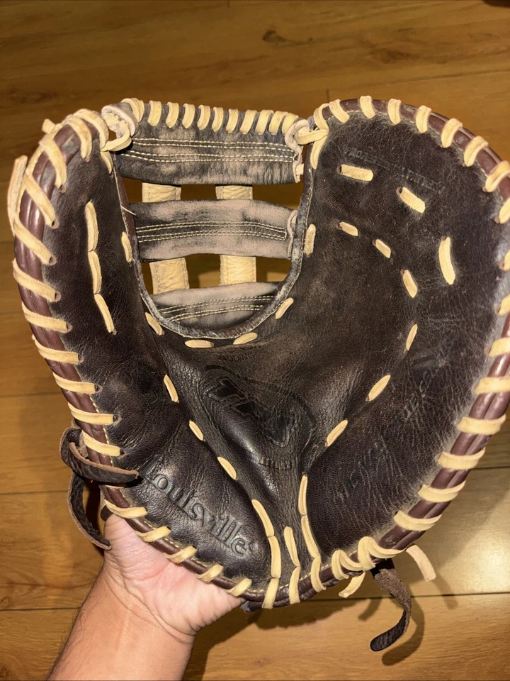 "Guante de primera base de softbol Louisville Valkyrie Game Ready para mujer 12,5"" lanzamiento derecho" Foto 2 de 4