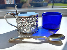 Pentola per condimenti 60 grammi argento massiccio traforata Londra, fodera e cucchiaio in vetro blu.