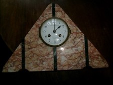 Ancienne PENDULE en marbre rose avec ses 2 cassolettes 1920-1930?