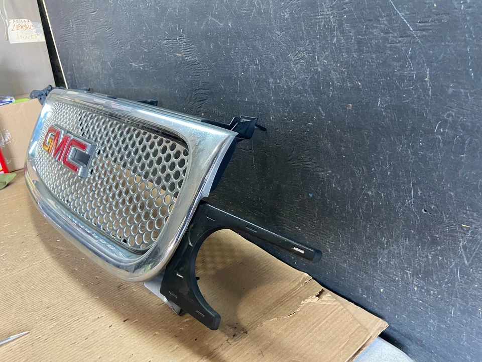 GMC Yukon Denali 2000 a 2006 parrilla delantera superior cromada N8376 DG Foto 2 de 4