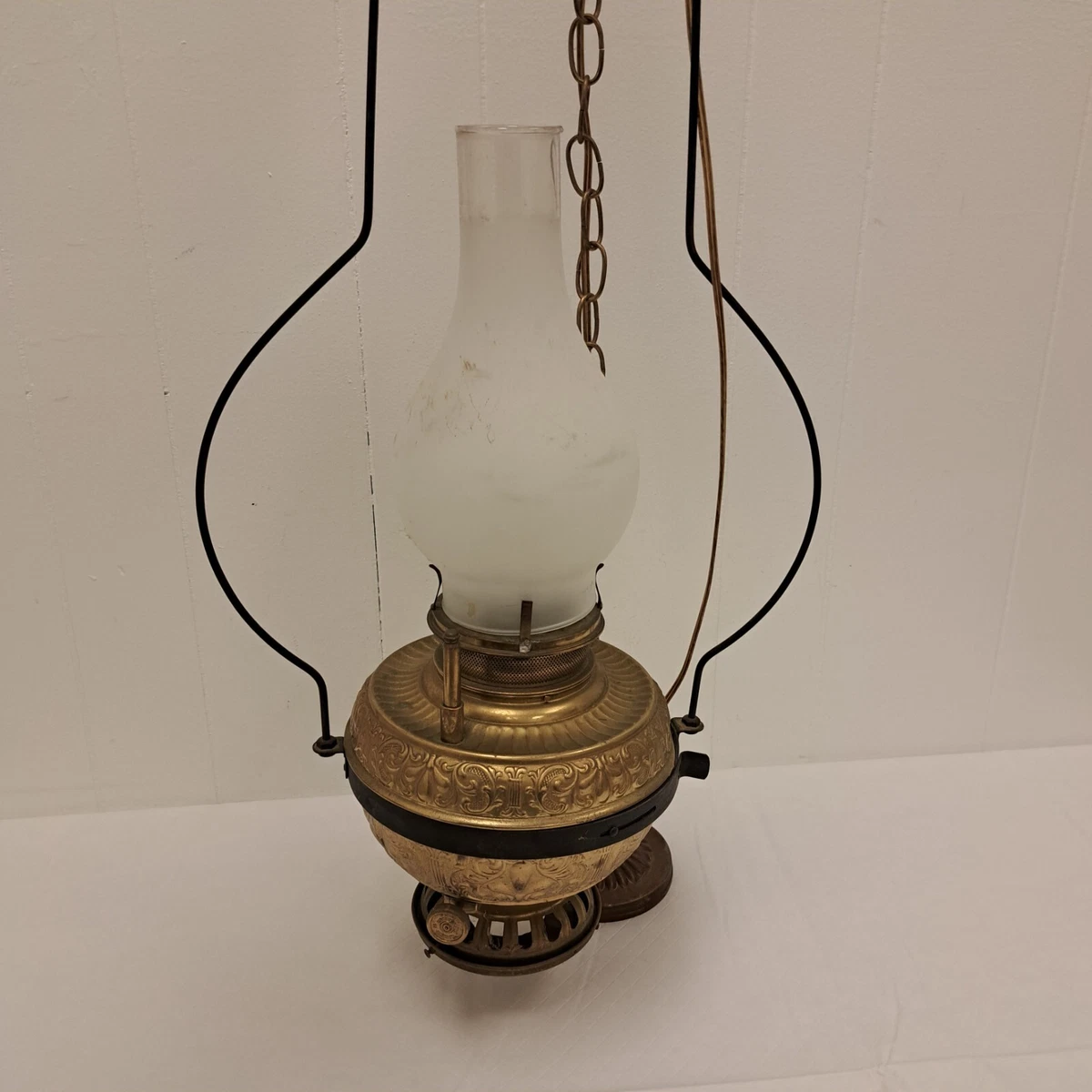 Vintage hanging 2024 oil lamp