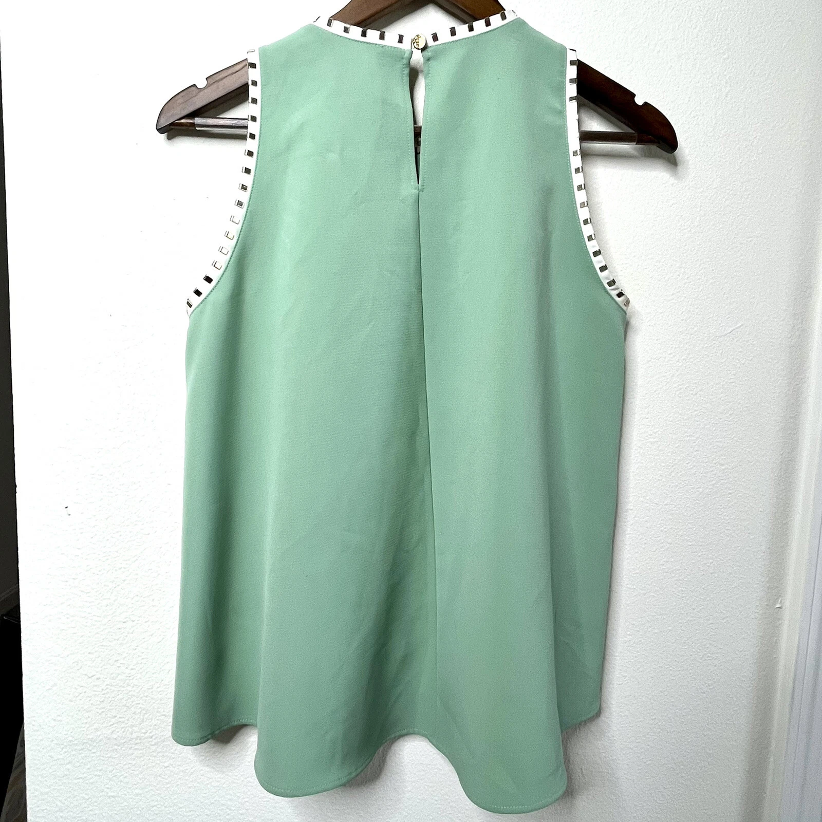 VERSACE Top oscillante senza maniche verde zecca 6 (42 euro)