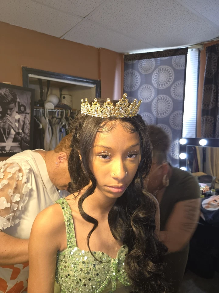 Vestido de graduación con guantes chal enagua y corona Foto 4 de 4