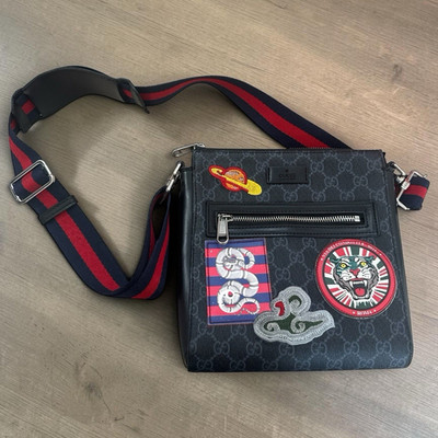 Gucci GG Umhängetasche Crossbody schwarz/grau, Webriemen rot/blau, Patches
