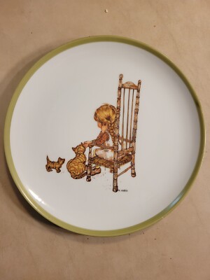 Vintage Holly Hobbie Collector's 10'' Plate 1971 Girl On Chair With Cats 