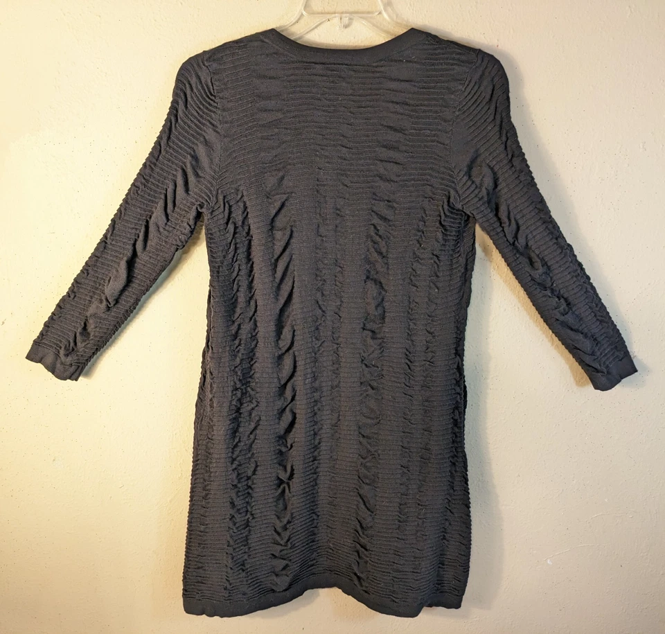 Cárdigan abierto East 5Th para mujer M negro plumero encogerse de hombros con detalles texturizados y fruncidos  Foto 2 de 4