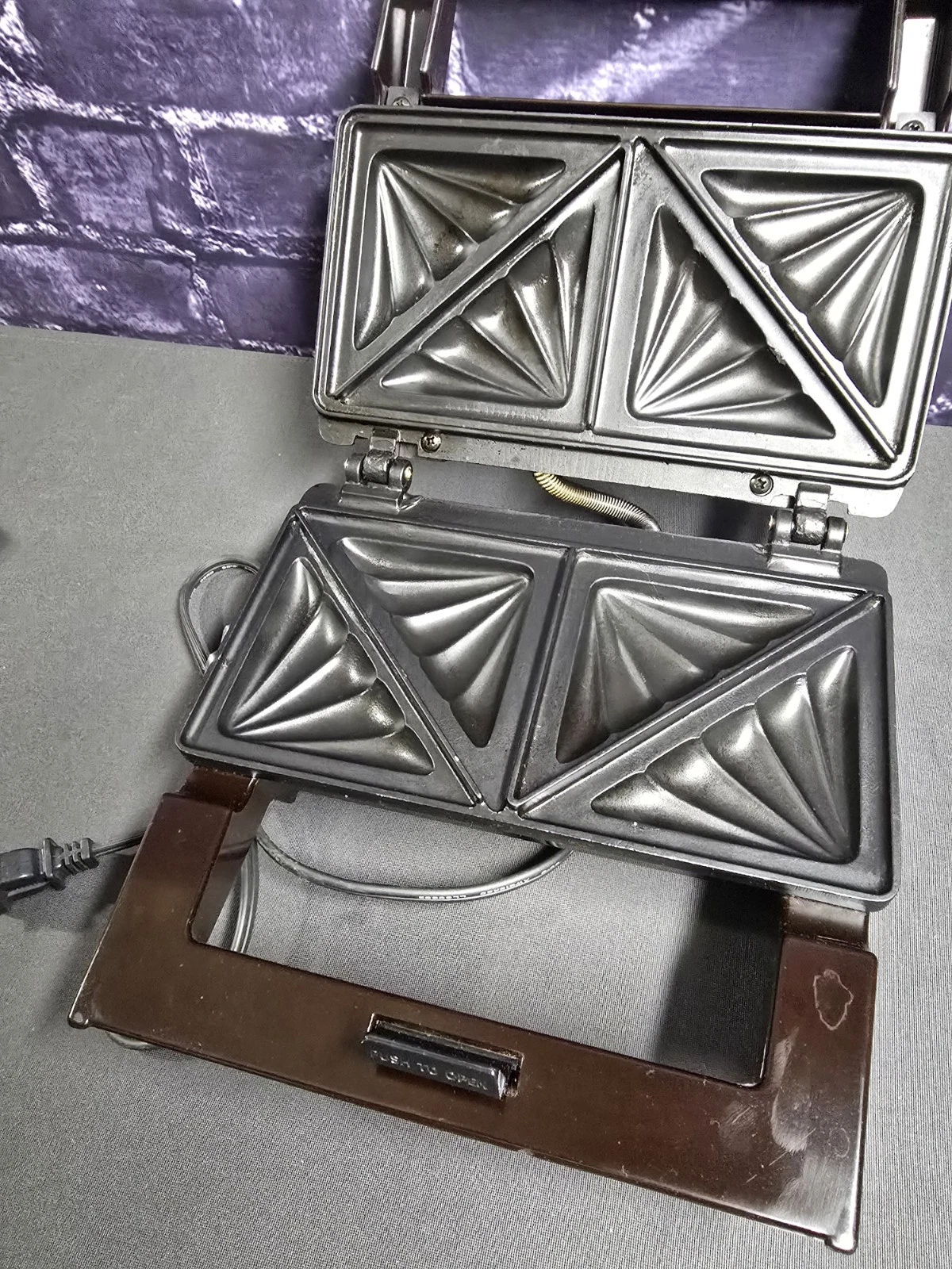 Vtg Clark Snakmaster CN613 Sandwich Grilled Cheese Maker Snackmaster- Works
Opens in a new window or