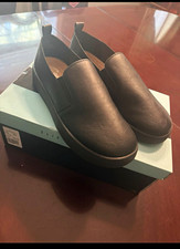 Savvy Shoes Women's Black Leather Slip-On Canvas Round Toe Casual Size 8 Nursing