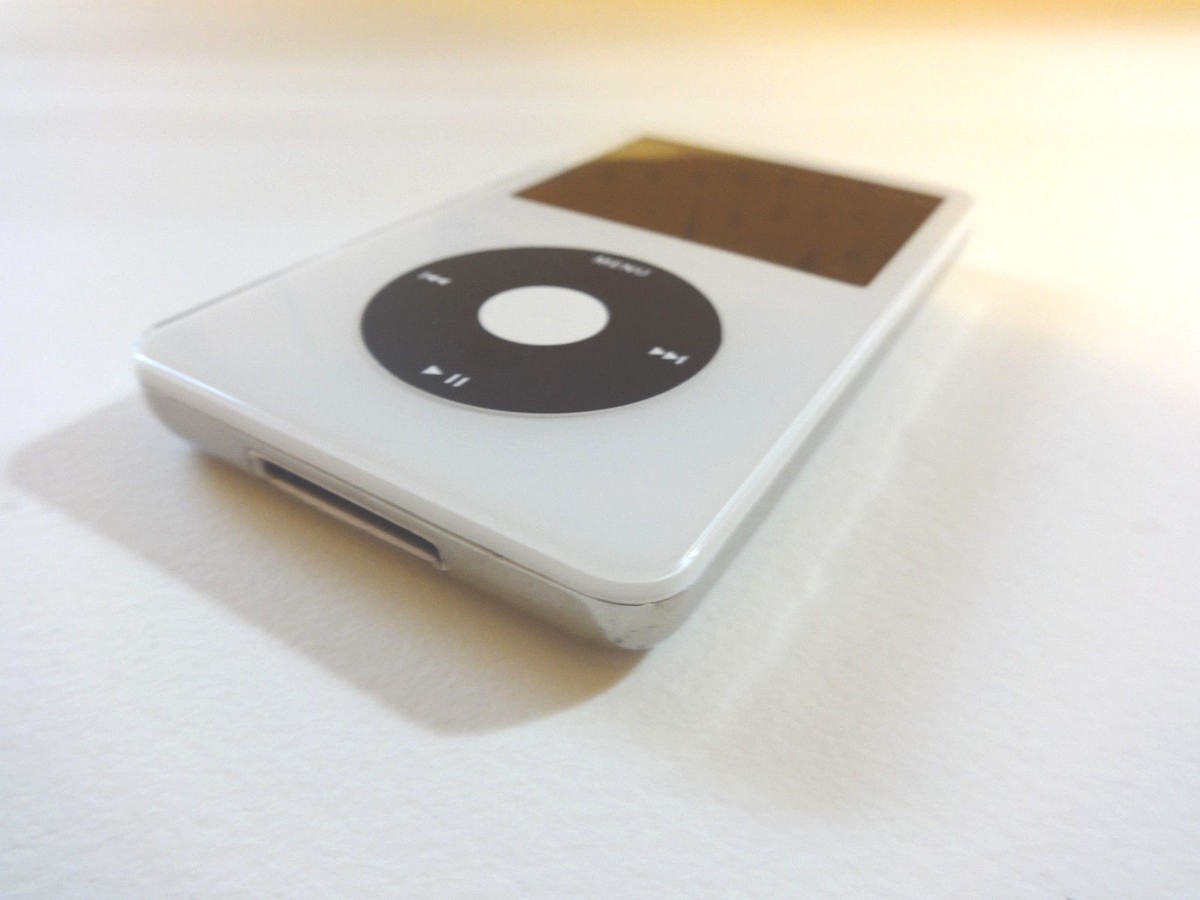 APPLE IPOD CLASSIC 5.5 GEN. CUStOM WHITENEW 128GB. SSD DRIVE