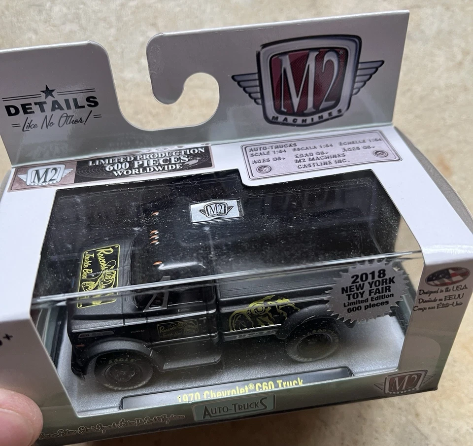 Camión Chevrolet C60 1970 1 de 600 M2 Machines 2018 exclusivo de la feria de juguetes de Nueva York Foto 2 de 3