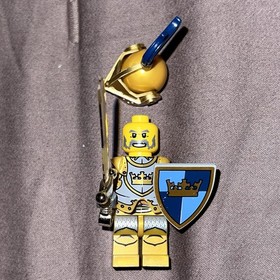 LEGO Castle Fantasy Era Gold Knight Minifigure cas415 Complete 7079 RARE