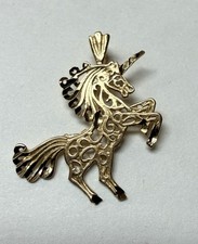 Colgante con dije de filigrana unicornio de oro amarillo de 14K