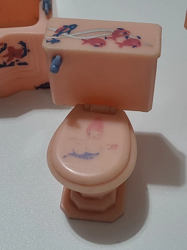 Juego de baño vintage para casa de muñecas Renwal rosa estampado años 50 plástico 1:16 Foto 4 de 4