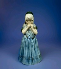 A1579 Royal Copenhagen Figur, Mädchen in Bornholmer Tracht, L. Benter, 1323
