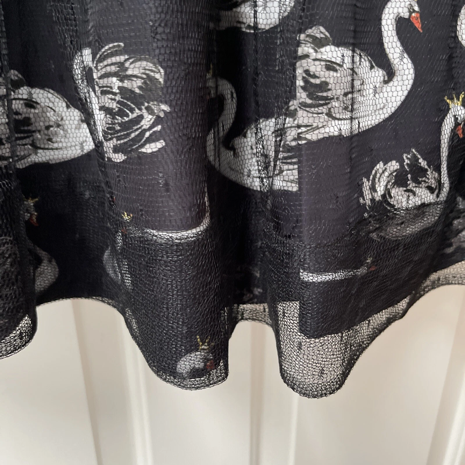 Abito rosso Valentino senza maniche nero bianco cigno con sovrapposizione in tulle taglia 44