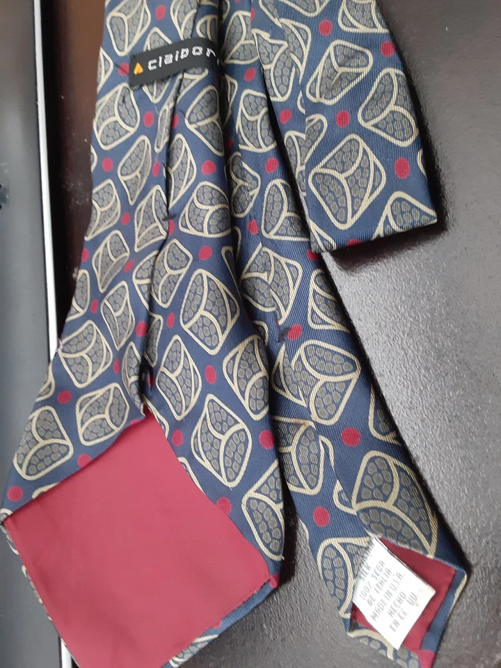 Corbata Liz Claiborne Para Hombres 100% Seda Gris Granate Patrón Geométrico ENVÍO GRATUITO Foto 2 de 4