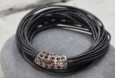 BNWT, ARTY, QUIRKY, LAGENLOOK STATEMENT RUBBER Bracelet