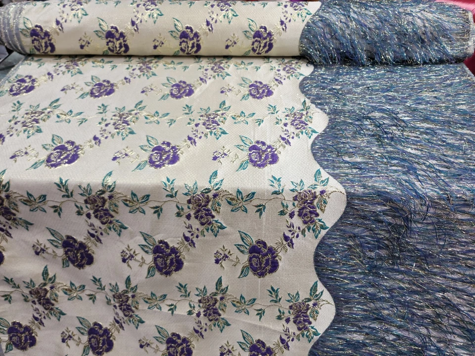 Vestido de graduación de tela por yarda púrpura flecos en brocado flores florales metálico Foto 3 de 4