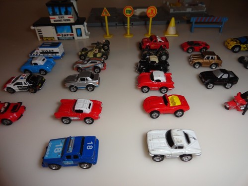 Vintage Galoob Micro Machines Lot 22 Cars and State Highway Patrol Building - Picture 5 of 7