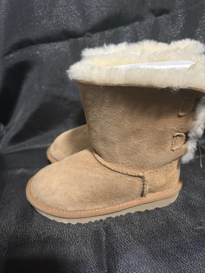 BOTAS UGG CORTAS BAILEY BOW GAMUZA CASTAÑO TALLA US 11 UNISEX NIÑAS NIÑOS Foto 3 de 4