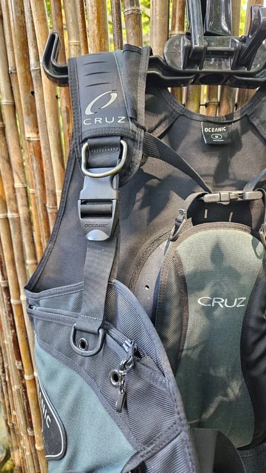 Oceanic Cruz BCD con Bolsillos de Peso Integrados, Mediano, Excelente Estado   Foto 3 de 4