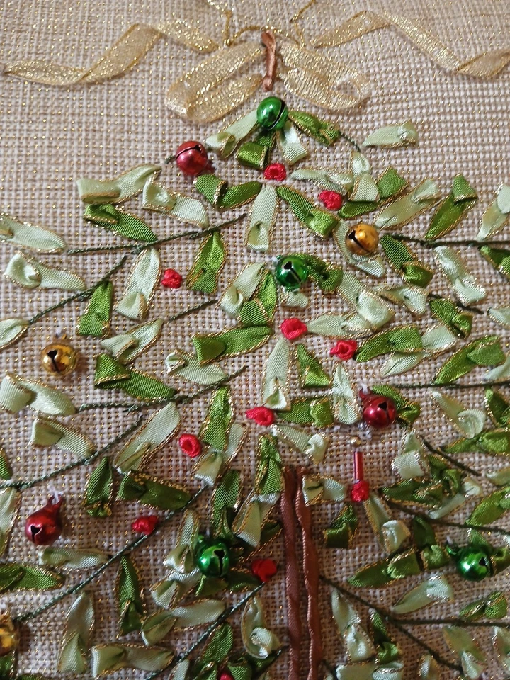 2 almohadas de árbol de Navidad arpillera rojo, dorado y verde campanas de metal encanto rural Foto 4 de 4