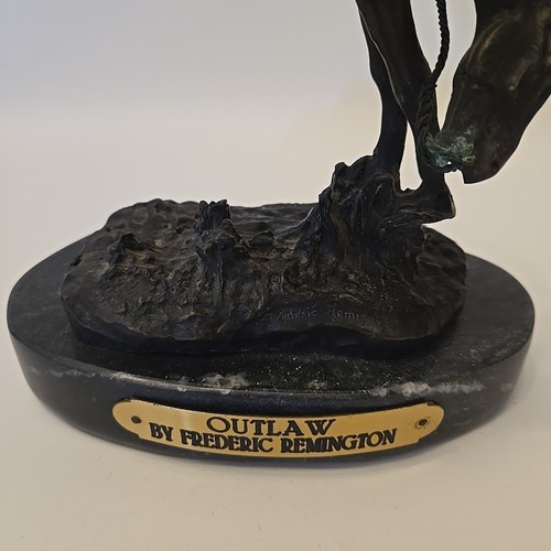 Escultura de bronce con base de mármol Frederic Remington The Outlaw - Imagen 2 de 12