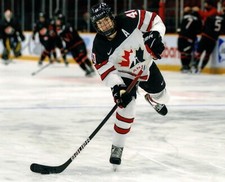 Blayre Turnbull Team Canada  UNSIGNED 8x10 Photo (L)