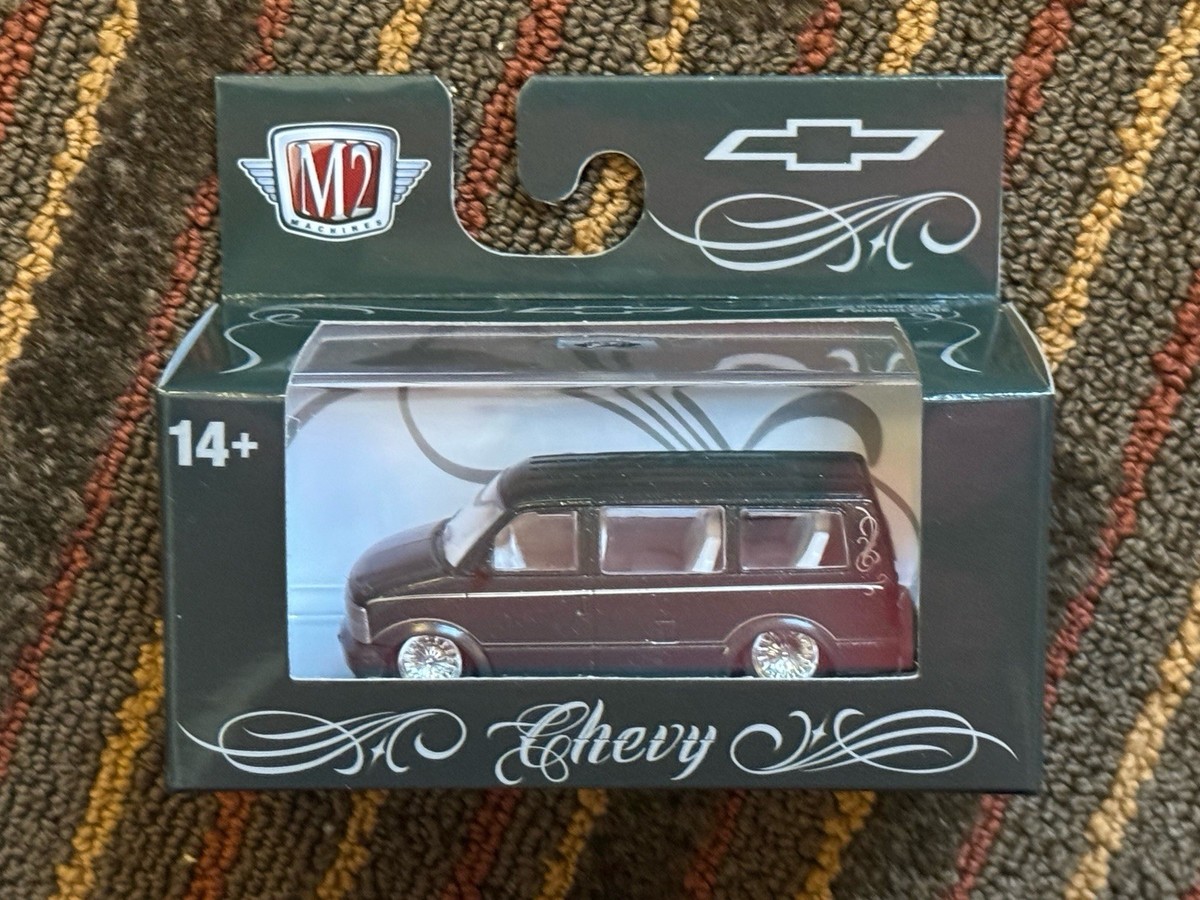 M2 Machines Chevrolet Astro Van Diecast Mini Van Green Lowrider