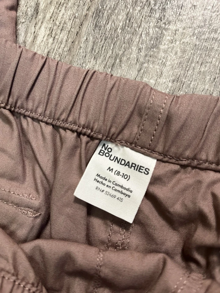 Pantalones cargo paracaídas de nailon marrón medio No Boundaries dobladillo ajustable para mujer’s Foto 2 de 4