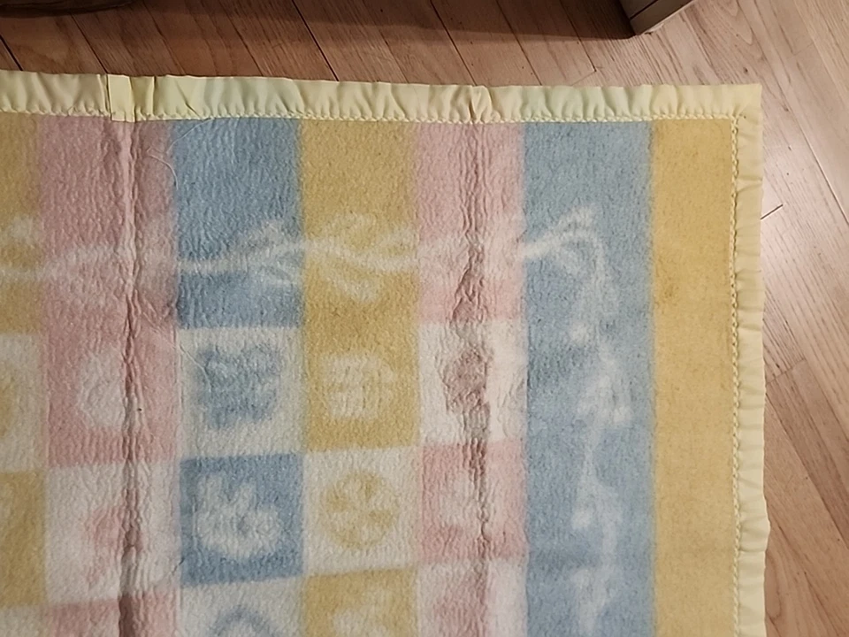 Manta bebé vintage mezcla lana con ribete satinado 48×34 azul amarillo rosa bloques Foto 2 de 4