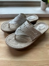 Mountain Sole Women's Sandal White decorative cut white rhineston Size 7