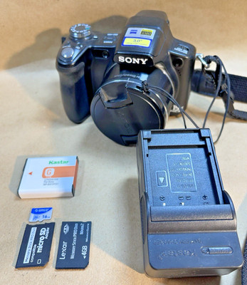 SONY CYBER SHOT DSC-H50 9.1MP Digital Camera / Battery  & Charger/Memory Cards