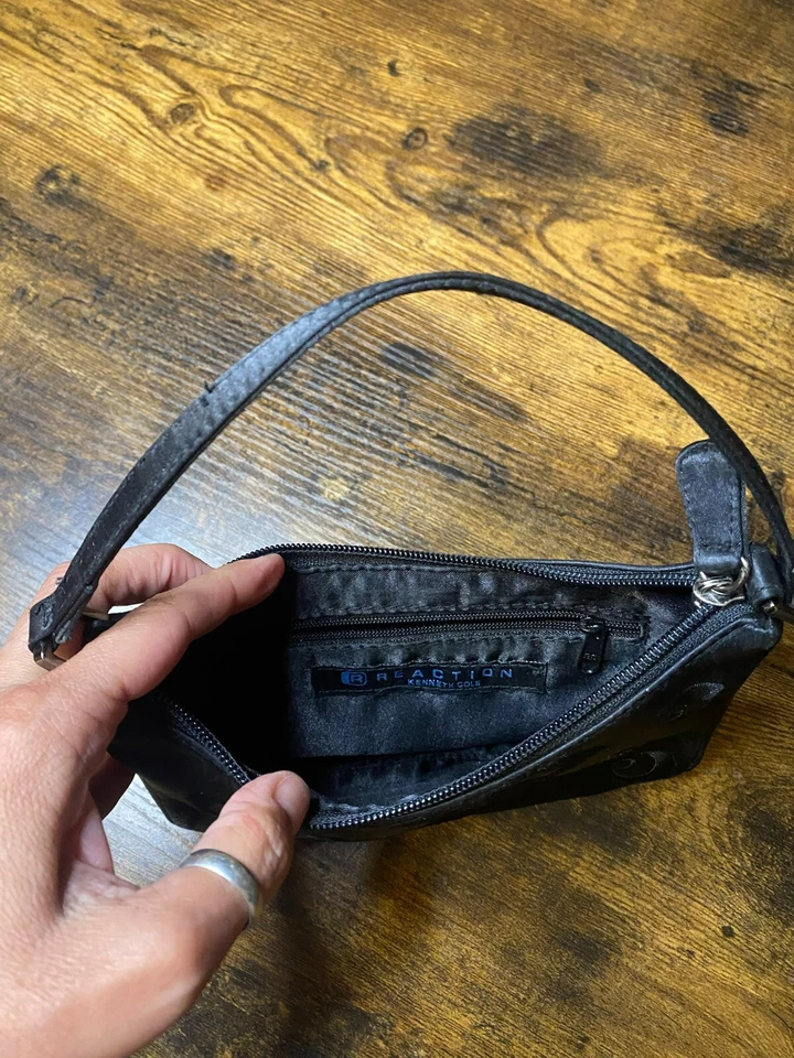 Mini bolso vintage años 90 negro correa corta en tela satinada con bordado geométrico Foto 4 de 4