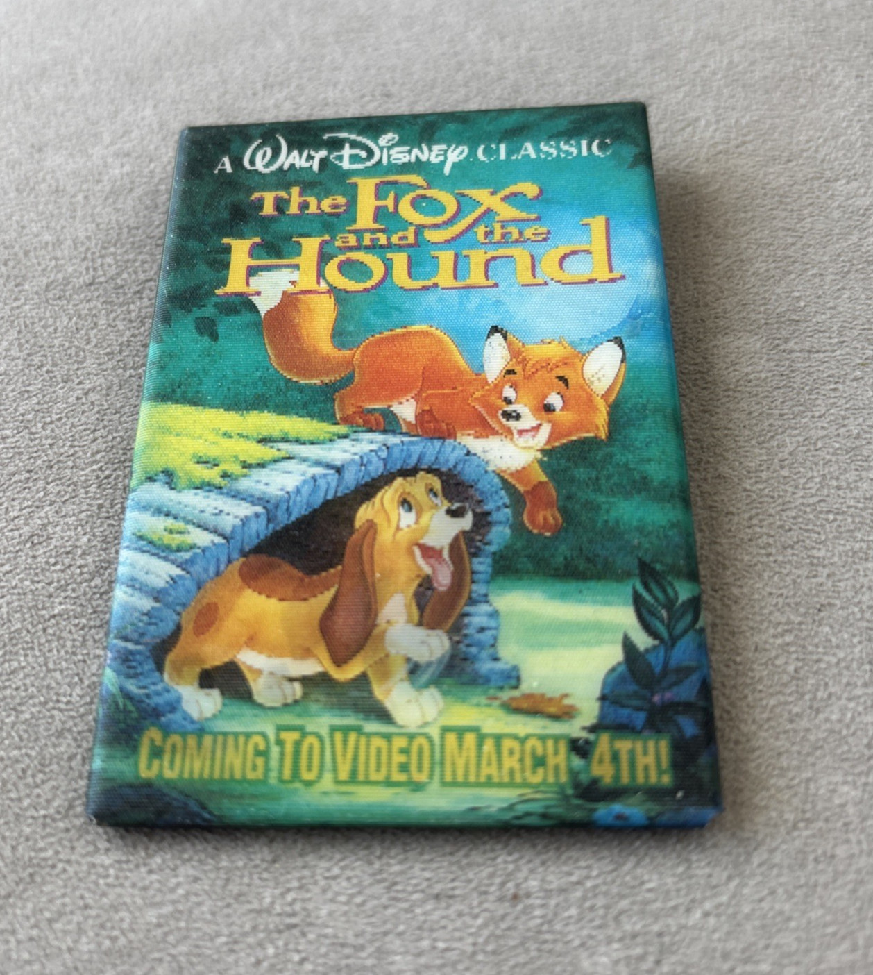 1994 Walt Disney Classic The Fox and the Hound Lenticular Pin back button