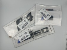 Insignia negra brillante BMW i4 M60 con 2 pares de insignias de ala M