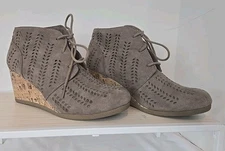 Maurices Women’s Beige Perforated Eyelet Cork Wedge Lace Up Ankle Boots Size 8.5