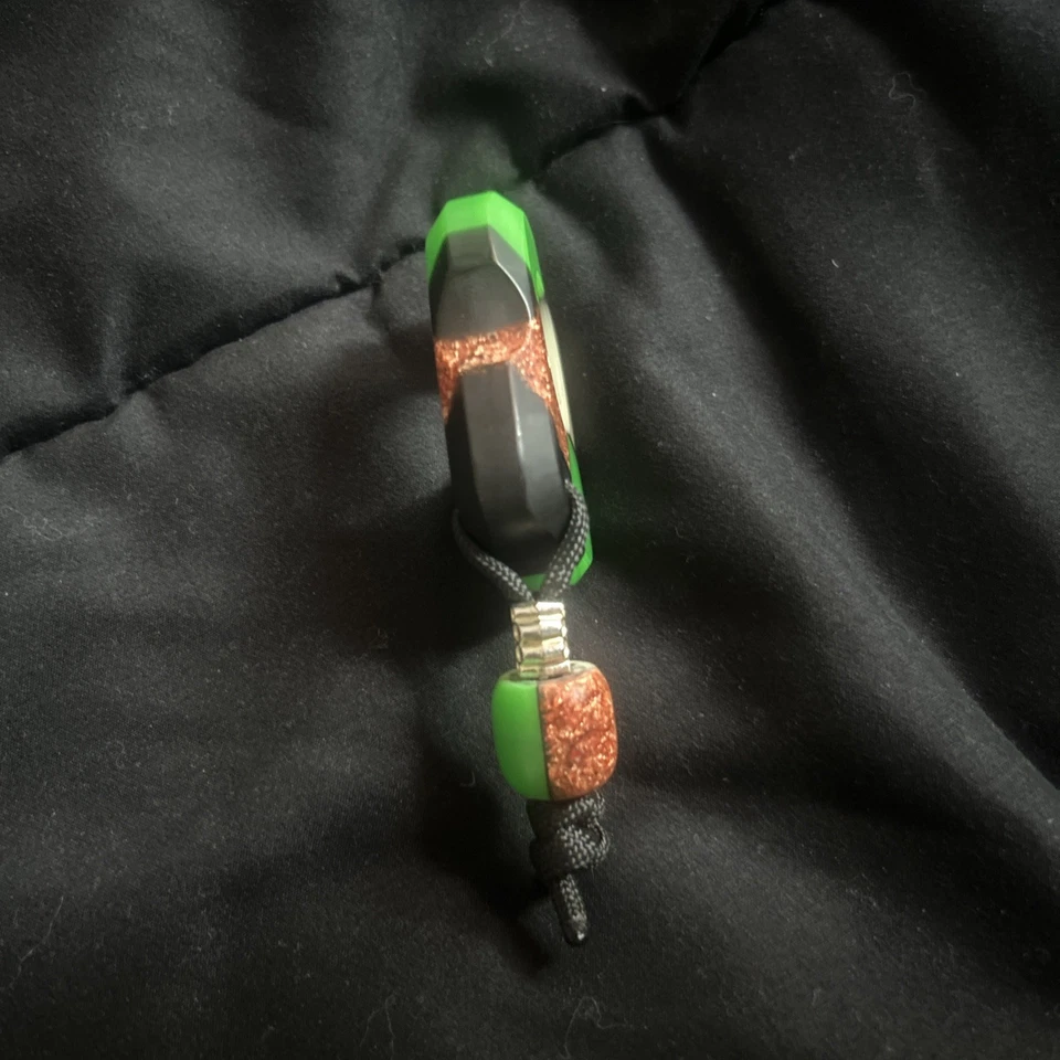 Bulldog Knuck Ben 10 Gen 3 con cuentas. Obra de arte funcional EDC que brilla Foto 3 de 4