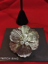 Metal Flower Shaped Stretch Ring With Multi-Rhinestone Center