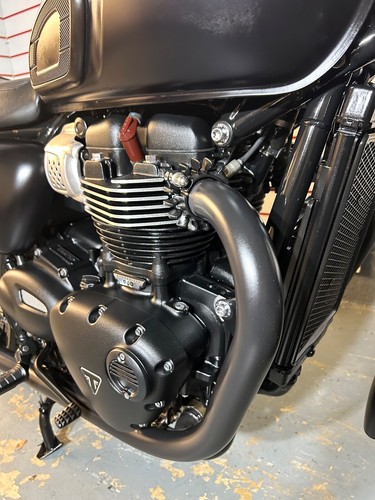TRIUMPH BONNEVILLE T100 2019 4K MILES ONE OWNER FROM NEW - Picture 8 of 24
