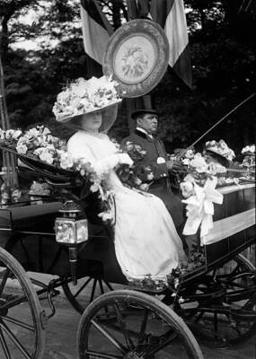 France Ile de France Paris ''F�te des Fleurs'' Elegant ladie in a go- Old Photo