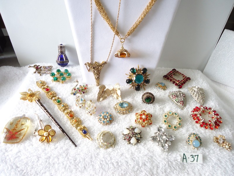 Vtg Colbalt Blue Perfume Bottle, Fur Clips, Tussy Mussy, Rhinestones 28 Pc. Lot